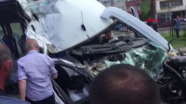 Trabzon Yolcu Minibüsü, Çöp Kamyonuna Çarptı 2’si Ağır, 10 Yaralı