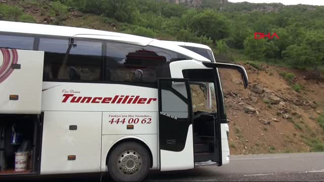 Tunceli Dağdan Kopan Kaya Parçası, Yolcu Otobüsünün Üstüne Düştü