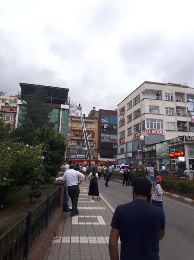Trabzon’da Bir Binanın Çatı Katında Çıkan Yangın Paniğe Neden Oldu