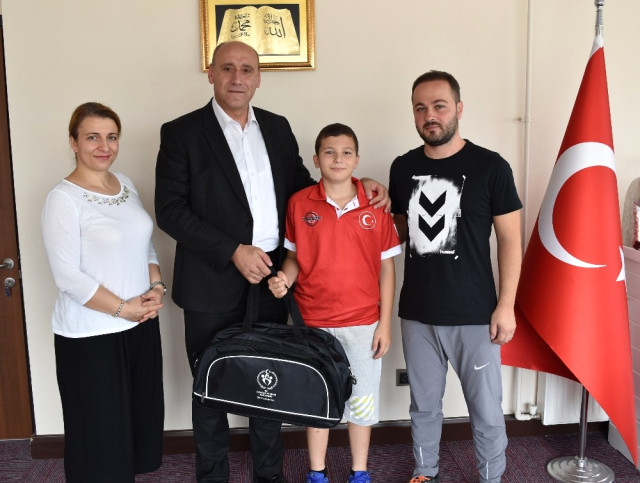 10 Yaşındaki Mehmet Efe’nin Gözü Türkiye ve Dünya Şampiyonluklarında