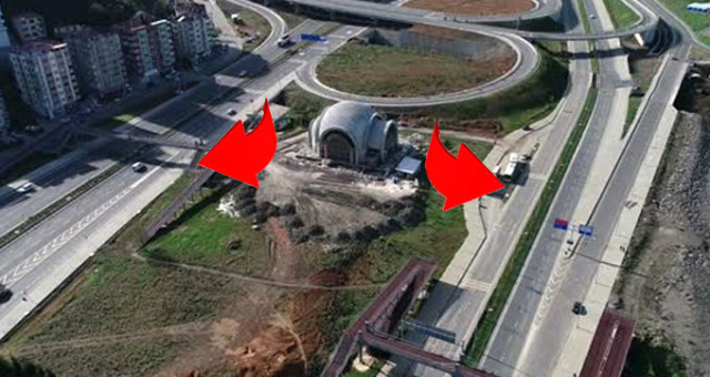 İki Yol Ortasına Yapılan Camiye Nasıl Ulaşılacağı, Tartışma Konusu Oldu