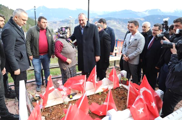 Bakan Gül, Şehit Eren Bülbül’ün Mezarını Ziyaret Etti
