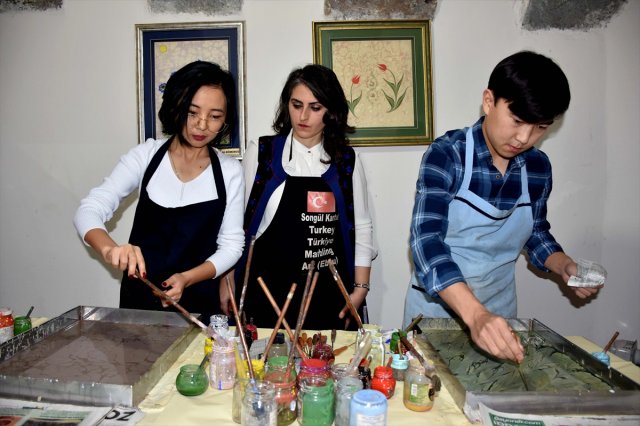 Yabancı Öğrenciler ‘Ebru’ Öğreniyor