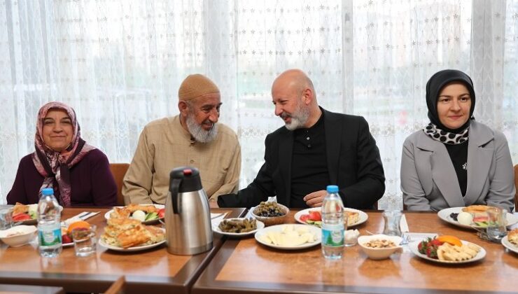 Çolakbayrakdar çifti depremzedelerle bayramlaştı