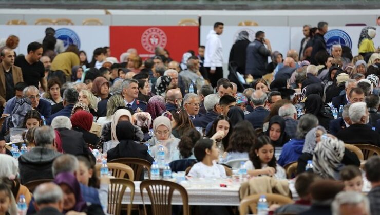 Kayseri bürokrasisi gazi ve depremzedelerle iftarda buluştu