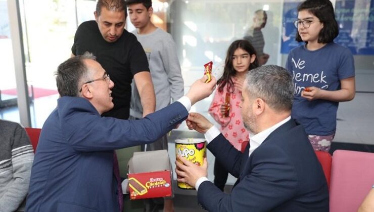 Mehmet Savran depremzedelerle bayramlaştı