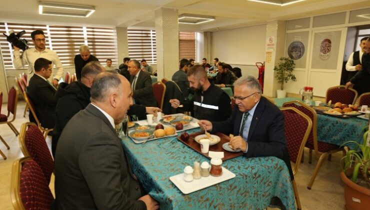 Memduh Büyükkılıç takım arkadaşlarıyla öğlen yemeği yedi