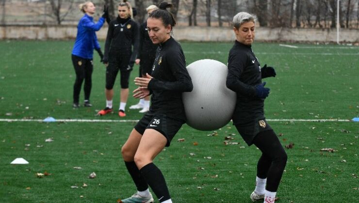 Bayan futbolculardan taraftara davet