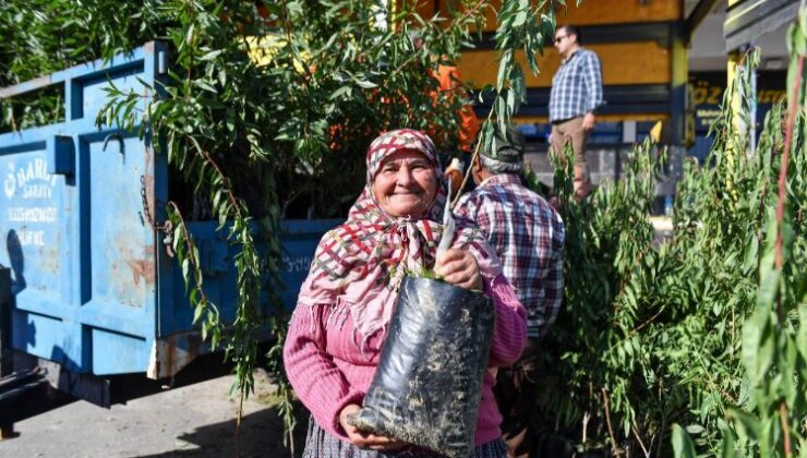 Çiftçiye badem fidanı dayanağı