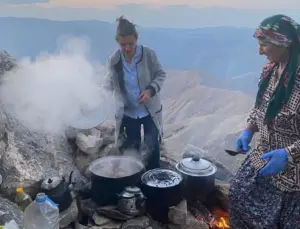 Sason’lu  Ermeniler Mereto tepesinde mum yakıp dua etti