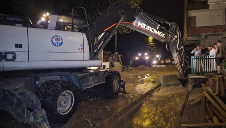 Trabzon’un Of ilçesinde sağanak nedeniyle sel ve su baskınları