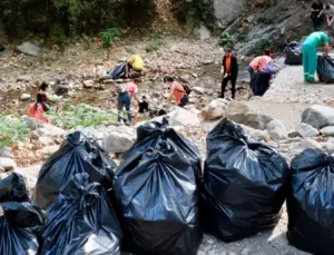 Bursa Osmangazi’den iki kamyon çöp topladılar