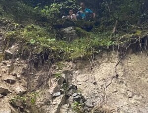 Trabzon’da düşürülen dronu bulmak isterken kayalıklarda mahsur kalan baba ve oğlu kurtarıldı