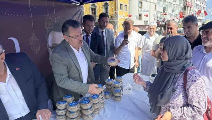 Trabzon’da Mevlit Kandili’nde Helva İkramı