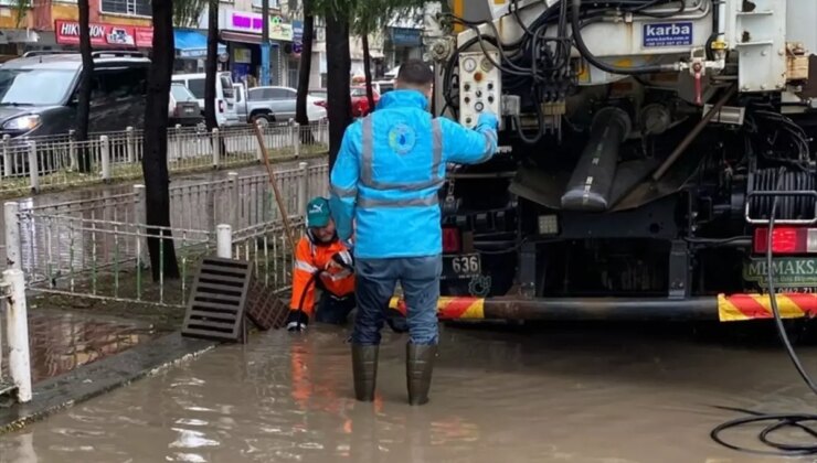 Trabzon’un Of ilçesinde sağanak yağış hayatı olumsuz etkiledi