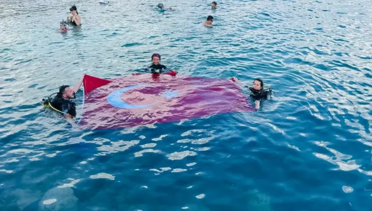 Zafer Bayramı’nı Saros’da bayrak açarak kutladılar