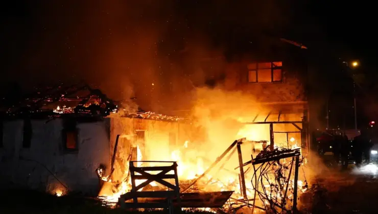 Düzce’de iki katlı konut küle döndü!