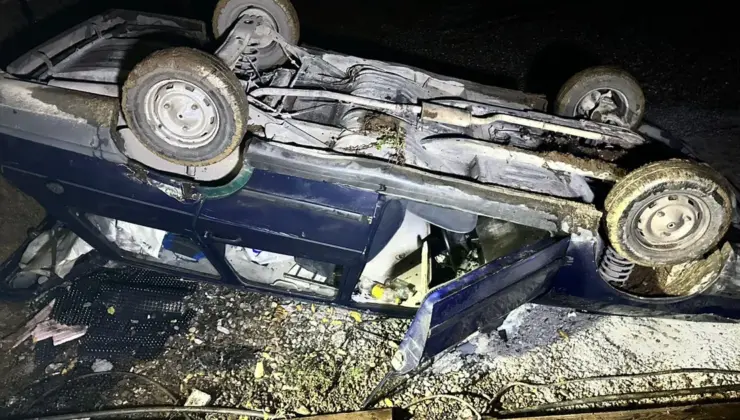 Düzce’de şantiye alanına giren araba devrildi!