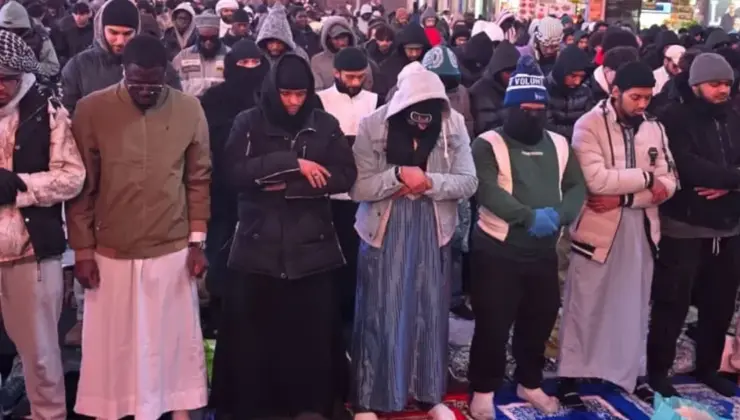 ABD Times Meydanı’nda teravih namazı