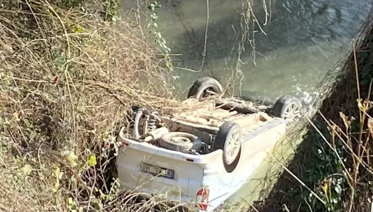 Düzce Akçakoca’da araba dere yatağına yuvarlandı