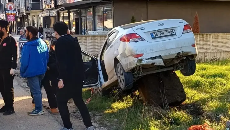 Düzce’de denetimden çıkan araba kayaya çarptı: 2 yaralı!