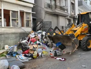 İzmir Karabağlar’da çöp konut temizlendi.. 15 kamyon atık çıkarıldı