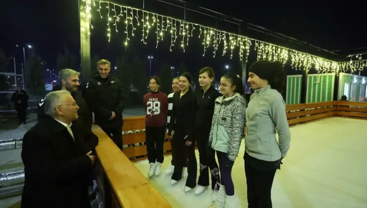 Kayseri Açık Hava Buz Pateni pistinde ikili bayram