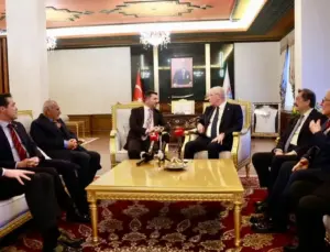 Müsavat Dervişoğlu orucunu Nevşehirlilerle açtı