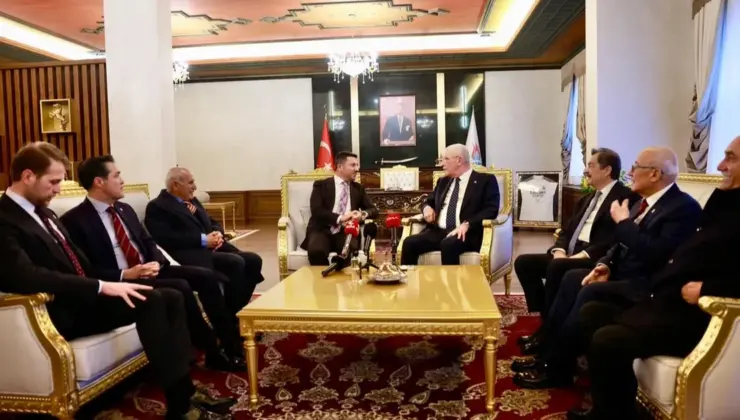 Müsavat Dervişoğlu orucunu Nevşehirlilerle açtı