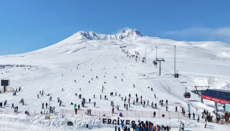 Rekortmen Erciyes yeni kayakseverleri bekliyor