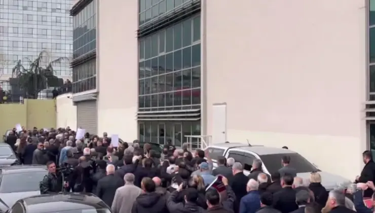 Bursa Büyükşehir’de seçim gerginliği! CHP’liler dışarı çıktı, gerginlik yola taştı!