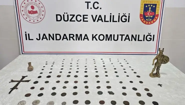 Düzce’de tarihi eser kaçakçılığına 2 gözaltı… 136 modül eser ele geçirildi