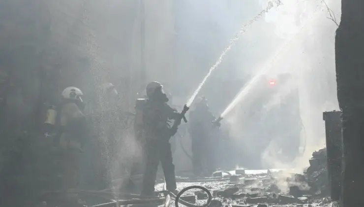 İzmir Konak’ta bina yangını denetim altında