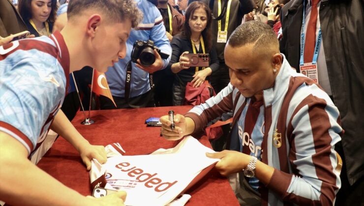 Trabzonspor’un eski futbolcusu Jaja, bordo-mavili taraftarlarla buluştu