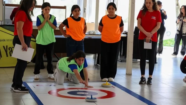 Antalya Büyükşehir’den kız çocuklarına spor takviyesi