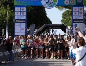 Çeşme’de rekor iştirak… 43 ülkeden 3 bin 450 sportmen rüzgar eşliğinde koştu