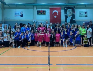 Futsal’da şampiyon Elmasbahçeler Salih Şeremet Ortaokulu