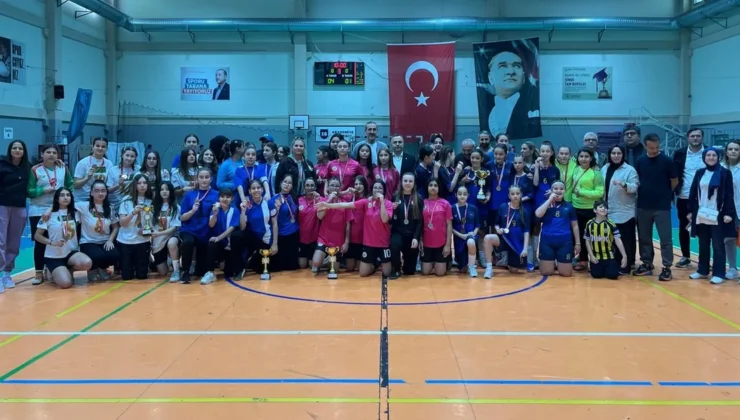 Futsal’da şampiyon Elmasbahçeler Salih Şeremet Ortaokulu