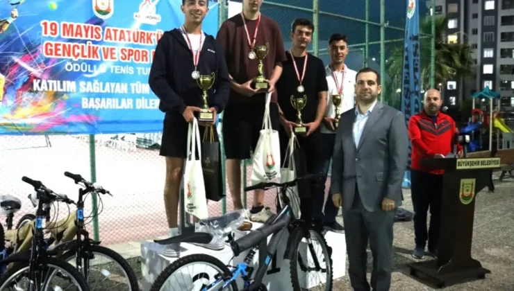Tenis şampiyonları mükafatlarını aldı