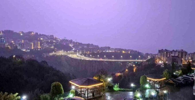 Trabzon’da yağmurla birlikte çakan şimşekler gökyüzünü aydınlattı