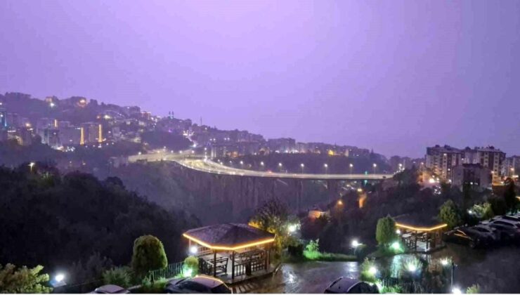 Trabzon’da yağmurla birlikte çakan şimşekler gökyüzünü aydınlattı