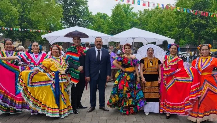 Almanya Dinslaken’de binlerce kişi klâsik kutlamada buluştu
