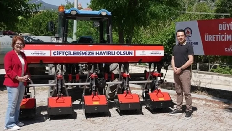 Denizli’de Bozkurtlu üreticilere çapa makinesi dayanağı