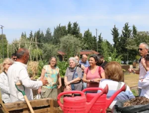 Organik atıklar komposta dönüşüyor… İzmir’de bahçede dönüşüm başladı