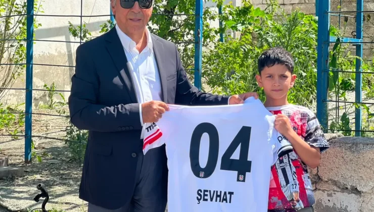 Seyit Ateş, Ağrılı taraftar Şevhat’ın Beşiktaş forması hayalini gerçekleştirdi