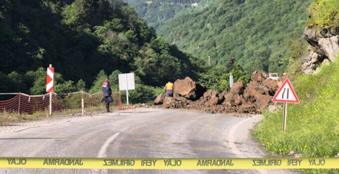 Trabzon-Bayburt kara yolu heyelan nedeniyle ulaşıma kapandı