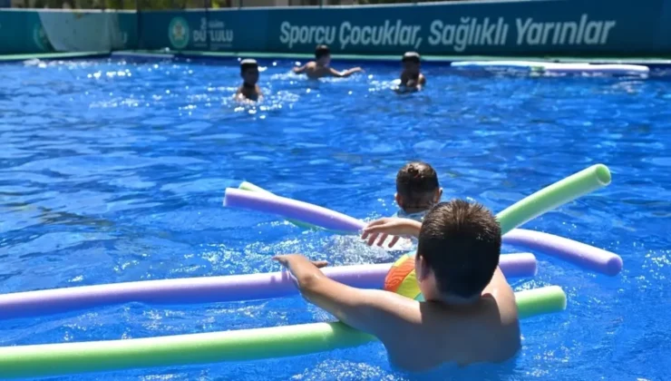 Manisa’da çocuklar hem serinleyecek hem yüzme öğrenecek